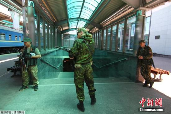 烏克蘭政府軍和民間武裝在頓涅茨克機場火車站附近發(fā)生激烈交火,火車站附近街道受到炮彈猛烈襲擊。