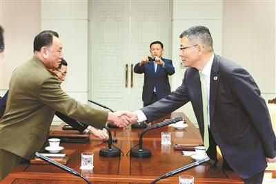 10月15日，韓國國防部國防政策室室長柳濟升和朝鮮人民武裝力量部偵查總局局長金英哲分別率團出席板門店