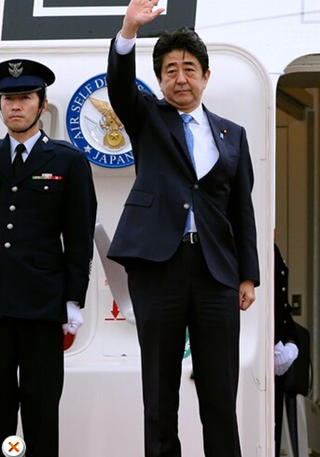 安倍在機(jī)場(chǎng)告別，面色凝重