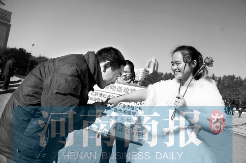 　一名男士上前，準(zhǔn)備親吻女孩的手