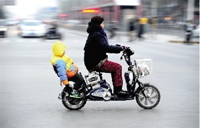 昨日下午，隴海西路桐柏路口，紅燈亮起的瞬間一輛電動車闖過路口。