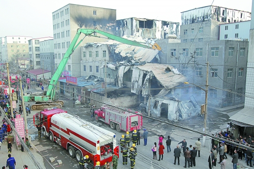 風(fēng)助火勢，6座相鄰的居民樓加建的板房樓陸續(xù)被大火引燃。