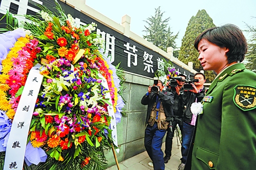 　　4月4日,我國首位女航天員劉洋來到林州市烈士陵園。在烈士紀(jì)念碑前,劉洋和眾人一起列隊(duì)肅立默哀致敬