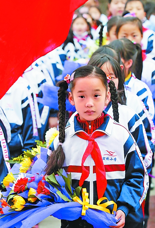 　4月4日,許多小學(xué)生來到新縣鄂豫皖革命烈士紀(jì)念館為烈士掃墓。記者　王天定　攝