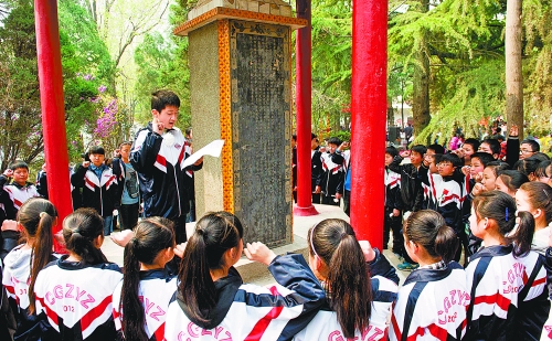 　　4月3日,宜陽縣1000余名師生通過獻(xiàn)花、宣誓、掃墓、讀祭文等形式緬懷革命先烈。 田義偉 攝