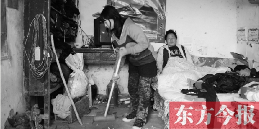 　寧陵縣趙村鄉(xiāng)大楊莊村，16歲的王香浦在打掃家里的衛(wèi)生，床上躺著她的爸爸　