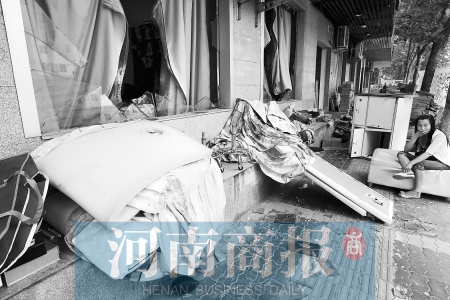 　多間臨街商鋪夜間被砸，店里的沙發(fā)、貨品等被搬到了戶外  侯建勛/攝