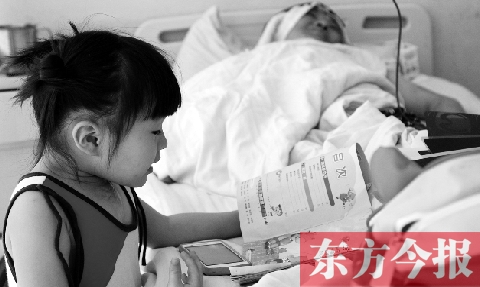 　昨天上午，鄭州市骨科醫(yī)院病房?jī)?nèi)，李剛躺在病床上，女兒嘟嘟在安靜地看書