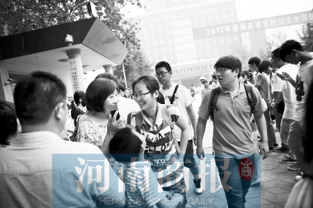 考場外，家長用溫暖的笑容迎接孩子