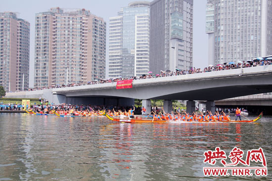6月11日，2013中華軒轅龍舟大賽，在鄭州東區(qū)的如意湖舉行。