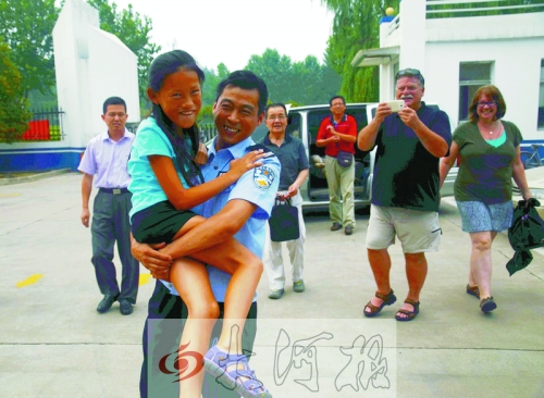 黨心松一行人剛下車，楊衛(wèi)軍就一把抱起了她，流露出幸福的笑容，不遠(yuǎn)處史蒂夫拍照銘記這一刻。