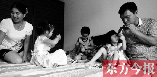 昨日，鄭州市民蔣先生的家中，一家人陪著妞妞（右二）玩耍