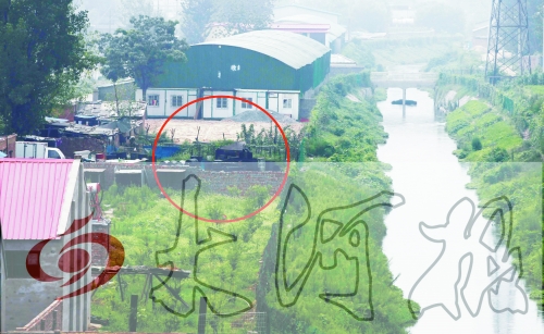 　彩虹橋西南側(cè)有一個(gè)大型地溝油加工窩點(diǎn)，廢水流入旁邊的排水渠。