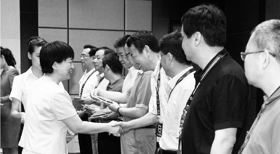 河南省委常委、宣傳部長趙素萍給中國紀(jì)錄片播出聯(lián)盟理事臺(tái)發(fā)放牌匾