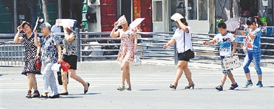  街頭，遮擋陽光是一門“技術(shù)活”。