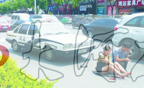 事故發(fā)生后，警車(chē)司機(jī)（右）下車(chē)查看傷者并撥打120，倆“領(lǐng)導(dǎo)”穩(wěn)坐車(chē)內(nèi)引發(fā)圍觀者不滿。