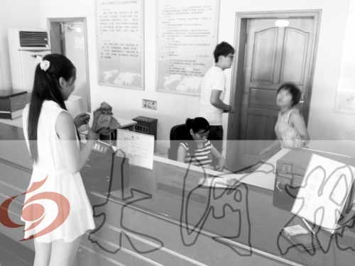 鄭州市人才交流服務(wù)中心二樓大廳，剛畢業(yè)大學(xué)生咨詢政策，工作人員卻在若無(wú)其事地玩手機(jī)。