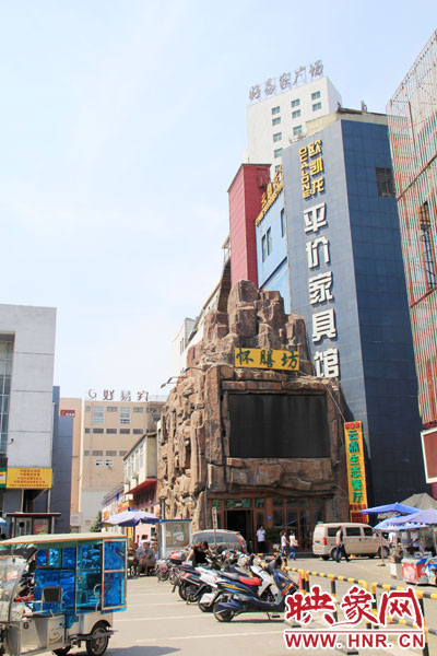 在該酒店一層的入口處，屹立著一座4層樓高的假山，氣勢雄偉。
