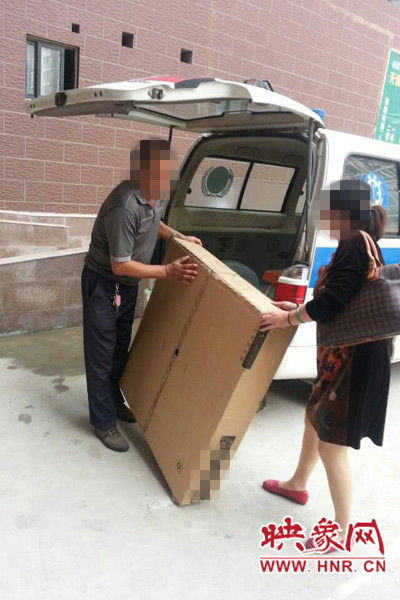工作人員正在搬卸家具。