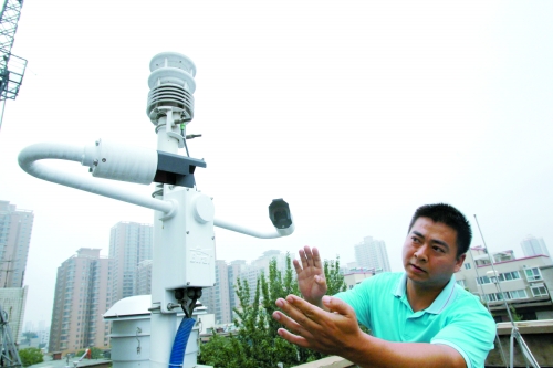 我省首個(gè)灰霾監(jiān)測(cè)站預(yù)計(jì)月底在鄭州正式投入使用，這是工作人員在介紹室外大氣采集設(shè)備使用情況。（資料圖）