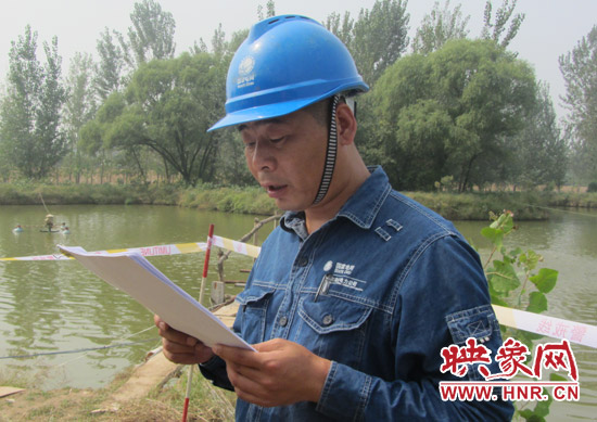 登塔之前，樊建軍在做最后的安全指示