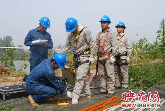 “弟兄們”每次上塔作業(yè)，樊建軍都要認(rèn)真核對(duì)檢查，不容一絲失誤出現(xiàn)。