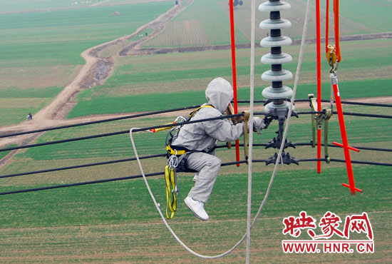 超高壓輸電線是樊建軍工作的主戰(zhàn)場(chǎng)，他現(xiàn)在雖然不經(jīng)常登塔，但在塔下卻并不輕松。