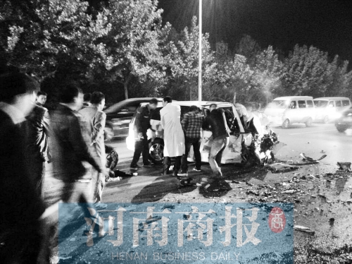 慘劇現(xiàn)場，眾人紛紛上前施救，有人拉住變形的車門，為傷者爭取救援時間