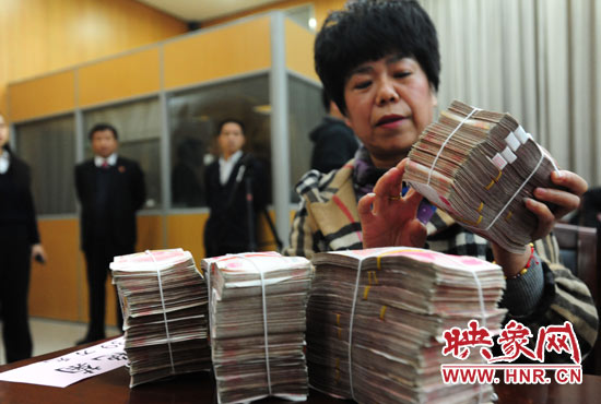 當(dāng)天共發(fā)放執(zhí)行款4110萬元。其中，支票4018萬元，現(xiàn)金92萬元。