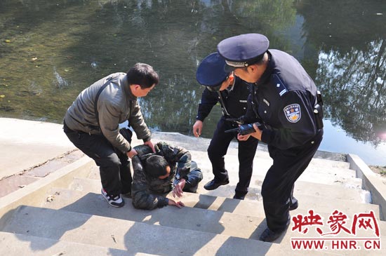 該男子滾入冰冷的金水河，嗆了幾口污水，連滾帶爬從水中出來，隨后被金水路派出所民警救上岸。
