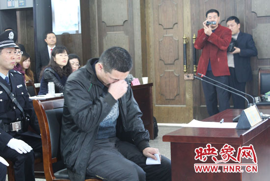 庭審現(xiàn)場，被告人常樹民哽咽著宣讀手中的悔恨書。