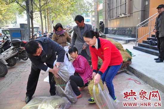 愛(ài)心市民在購(gòu)買粉條
