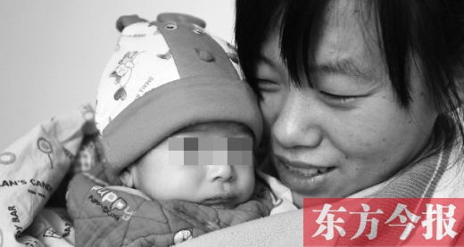 鄭州兒童福利院工作人員，小心地照看著一名體型瘦小的棄嬰