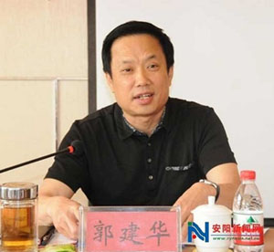 臺(tái)上的郭建華。 資料圖