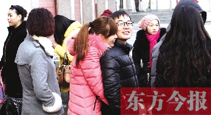 在鄭州市二七區(qū)婚姻登記處，新人們?cè)陂T(mén)外排長(zhǎng)隊(duì)