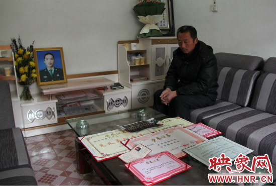 救火英雄鄭春光的父親和兒子獲得榮譽(yù)證書(shū)。