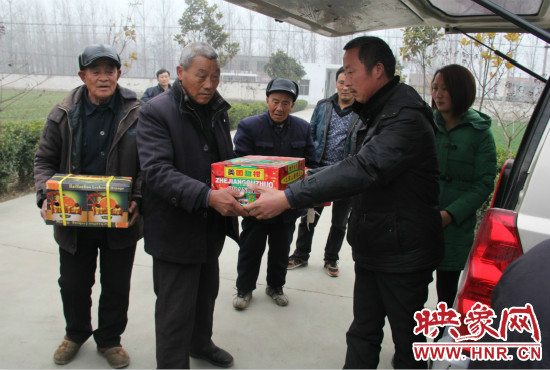 鄭春光的父親鄭慶兵和女兒鄭元元帶著他未完成的夢(mèng)想來(lái)到了鄭集鄉(xiāng)敬老院，看望慰問(wèn)居住在這里的五保老人。
