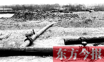 鄭州首座垃圾沼氣電廠并網(wǎng)發(fā)電，集氣管一端連接垃圾山深處，一端連接電廠集氣裝置