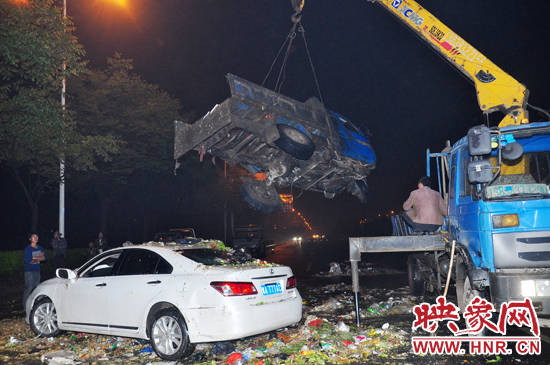 1點(diǎn)40許，兩輛車先后被吊起并拖離現(xiàn)場，停車場的幾位員工將路面清掃干凈，隨后該路段恢復(fù)通行。