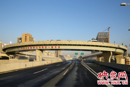 右側(cè)車道為北三環(huán)快速路文化路出口輔道。