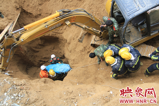 14點(diǎn)10分，經(jīng)過(guò)4個(gè)多小時(shí)的救援，消防官兵發(fā)現(xiàn)被埋男子，現(xiàn)在正從6米多深的塔吊塌方處抬出。