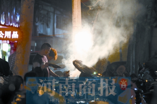 夜晚，鄭州街頭的燒烤攤 記者 王春勝/攝