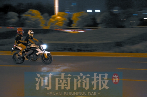 深夜，鄭東新區(qū)，不少人騎著摩托車呼嘯而過