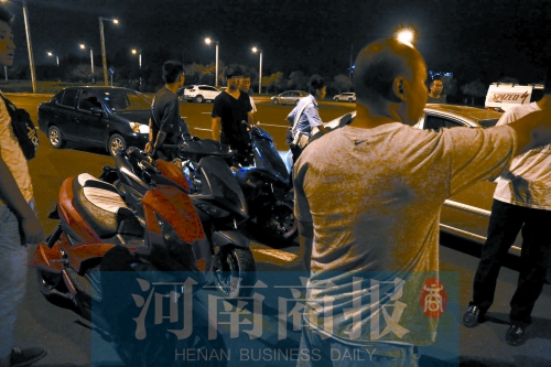 一小時內(nèi)，民警就扣了12輛摩托車、電動車