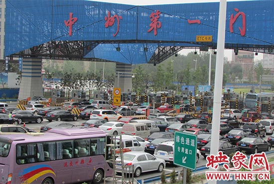 鄭州機場收費站口（中州第一門）車輛排隊擁堵情況嚴重。