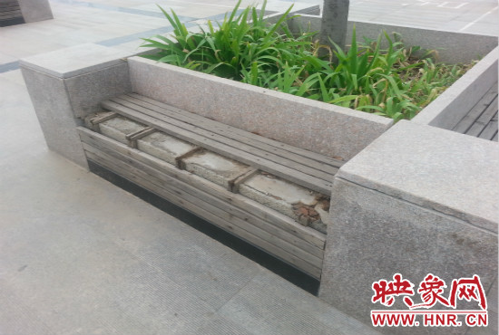 基礎(chǔ)設(shè)施破壞嚴(yán)重，一直無(wú)人修理。