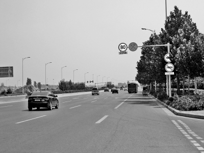 走訪鄭開(kāi)大道，記者發(fā)現(xiàn)路上的限速標(biāo)志已明顯減少。
