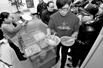 　　上圖2013年年初，很多鄭州市民光臨李剛的面館，掀起“全城吃面”熱潮。CFP供圖