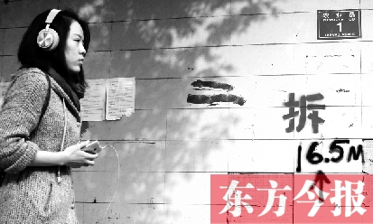 昨日，東方今報(bào)記者走訪農(nóng)業(yè)路沿線，看見“拆”字已上墻
