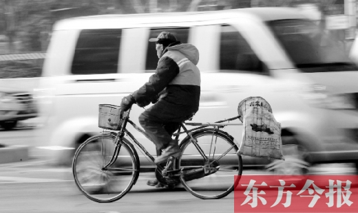 昨日，鄭州市中州大道上，穿梭于車流中上崗的環(huán)衛(wèi)工